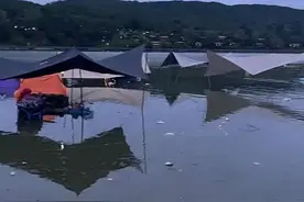 “游客一觉醒来睡在水里”，网红景区回应：雨太大我们也没想到图片