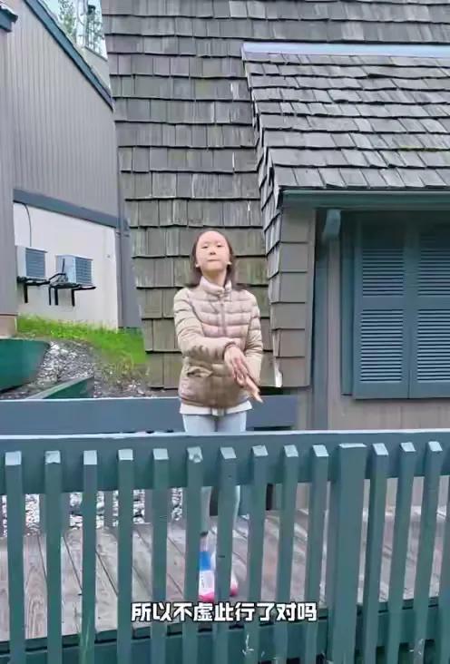 闯祸了！央视主持人国外游，携妻女高调炫海外生活，被骂网友骂惨