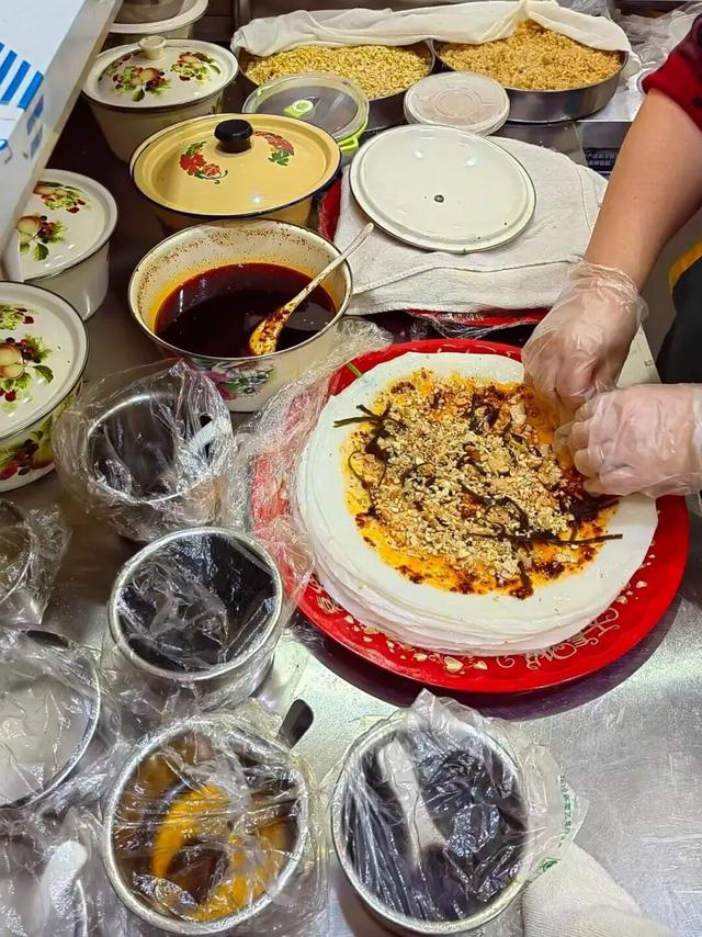 比西昌人少，比昆明更近！高铁直达20℃小众春城，赏花摘果泡温泉！3元草莓吃到撑~