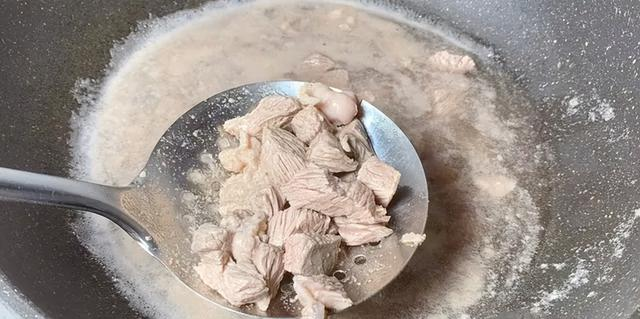 炖牛肉时，怎么炖才可以鲜嫩不硬？掌握5个技巧，软烂入味不塞牙