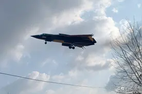 一机多能，歼36二号机取消空速管，空优之外能替代轰6作战图片