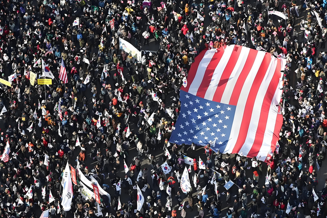 战略收缩是谎言？特朗普削减军费未果，军工复合体一招让他低头！