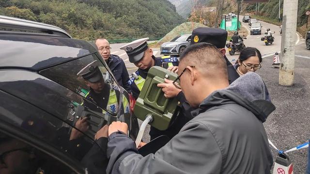 旺苍红叶季：56.4万人次背后的温情守护与产业跃升