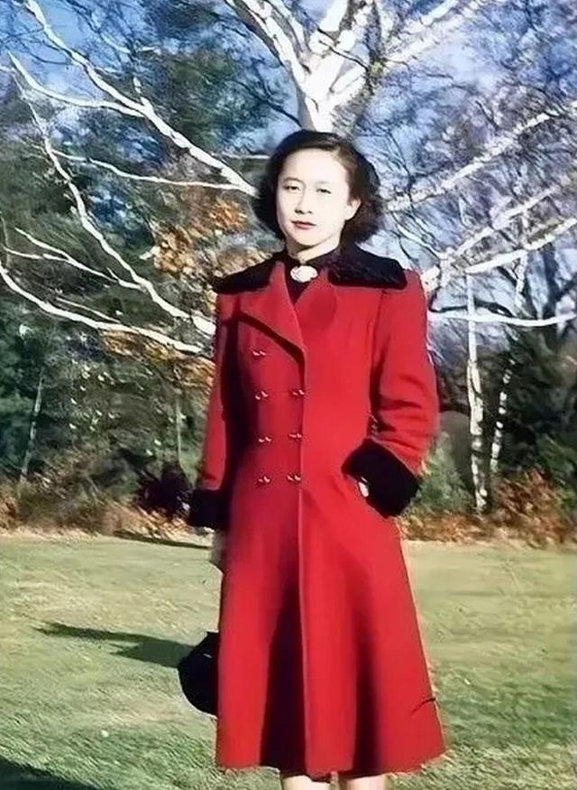 2021年，99岁杨振宁与72岁岳母罕见出镜，北京家中留影，翁帆胖了
