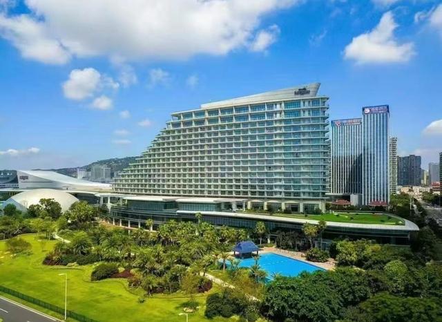 厦门国际会议中心酒店，拥有520间客房和套房，与金门岛近在咫尺