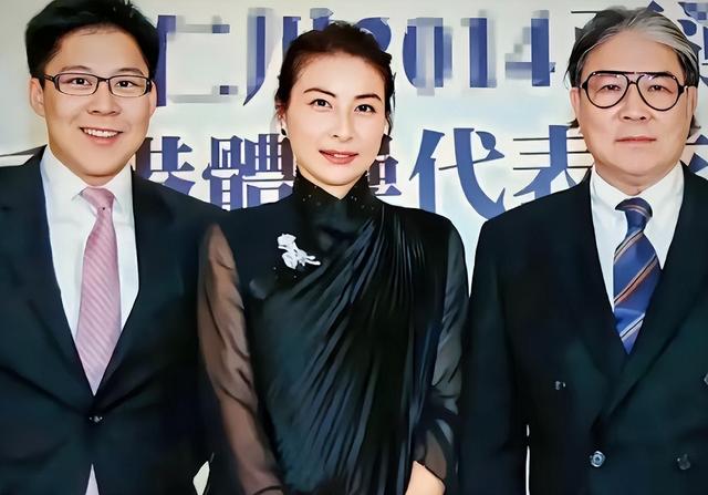 央视对郭晶晶的称呼变了，三字之差释放强烈信号，霍震霆全说对了