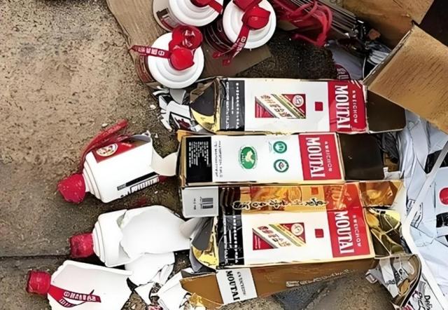北京4位老教授到内蒙自驾游，点20个菜6瓶茅台，吃完当场砸碎酒瓶