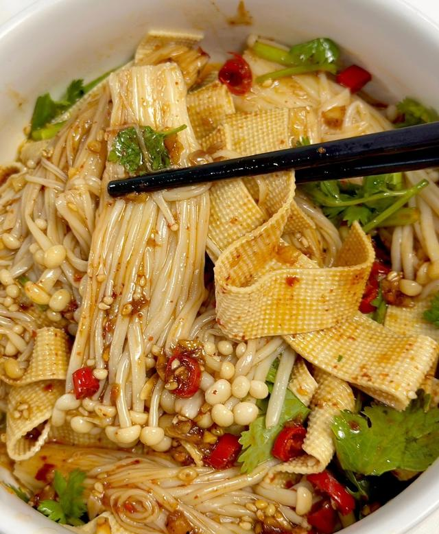减脂期不用饿！酸辣豆皮拌金针菇巨解馋还管饱，吃着吃着就瘦了！