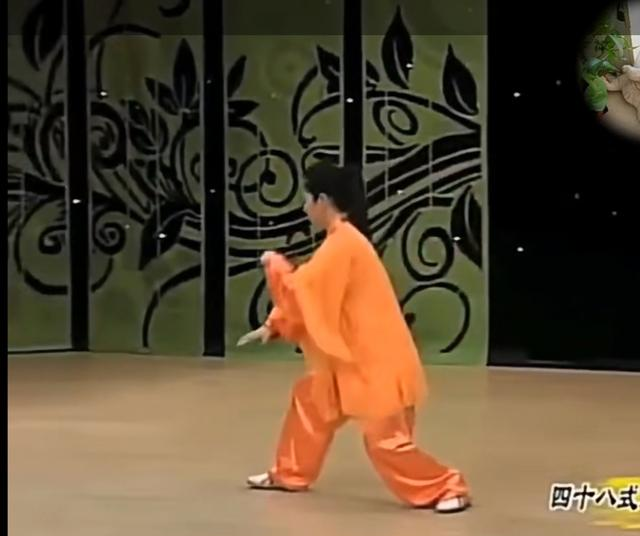 一招“搂膝栽捶”，既能防身又能强身！详细分解，让你练对、练好