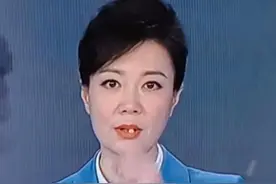 直播事故！央视主持文静联播时门牙脱落，临场反应堪称素养天花板图片