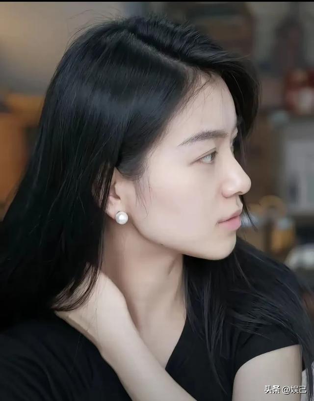 这种纯素颜照，才是真正的原生态的美	，不是网红脸能比的