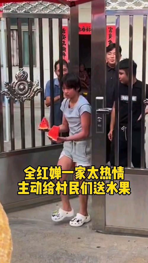 全红婵刚归队，爸爸立迈合冠军广场牌子欢迎您，被质疑蹭女儿流量