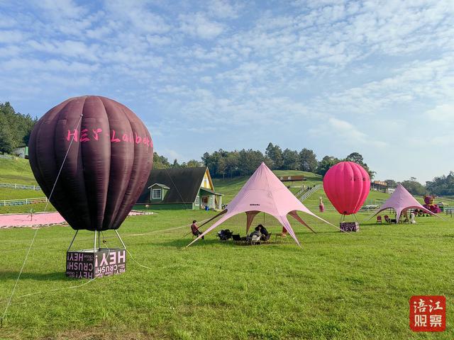 蓝天草地间，风温柔，心自由