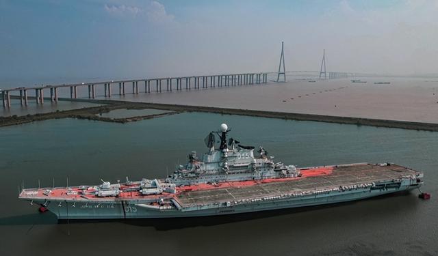 又让张召忠说中了？东拼西凑550亿建的2艘航母，如今彻底成为累赘