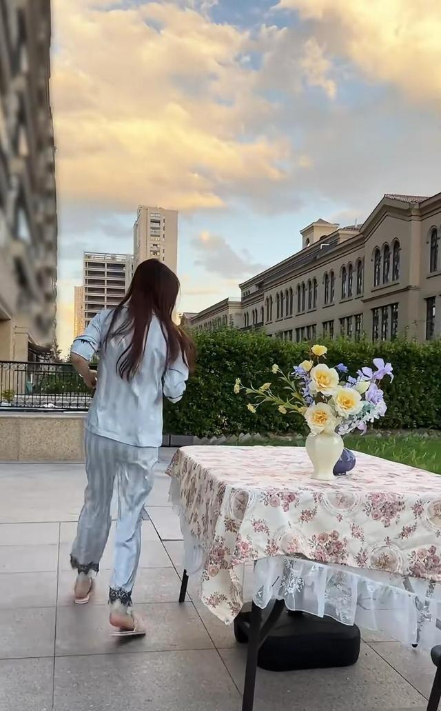 50岁陈紫函晒新家别墅，一家三口从北京搬到了杭州，请朋友来暖房