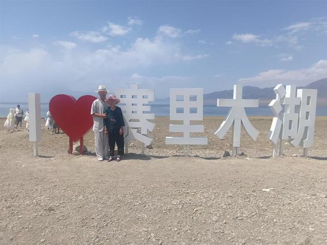 58岁儿子带百岁母亲自驾游中国，重阳节登黄鹤楼望远