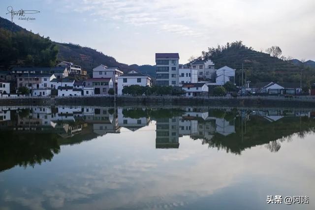 隐藏在覆卮山深处的泉岗村，距今有800多年历史，文化底蕴深厚