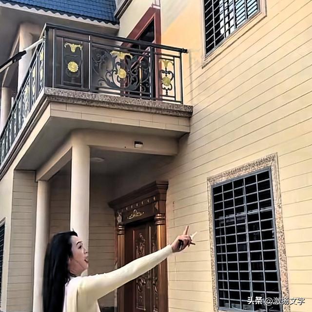 全红婵家新房旁的美女邻居	，建房时有影响的那棵大树就是美女家的