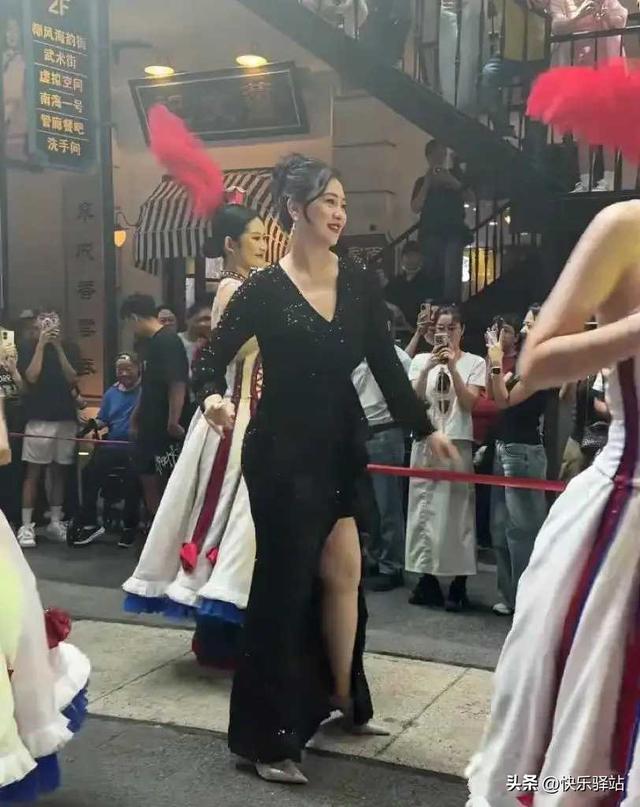 57岁翁虹景区跳舞“谋生”，穿紧身裙暴露真实身材，看着有150斤