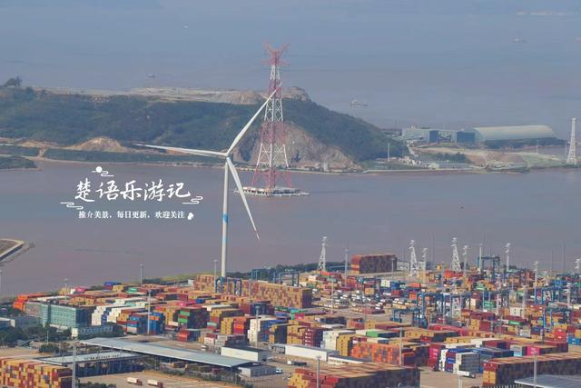 浙江宁波的半岛型山体风景，有遗址也有风车公路，被誉为拍照胜地
