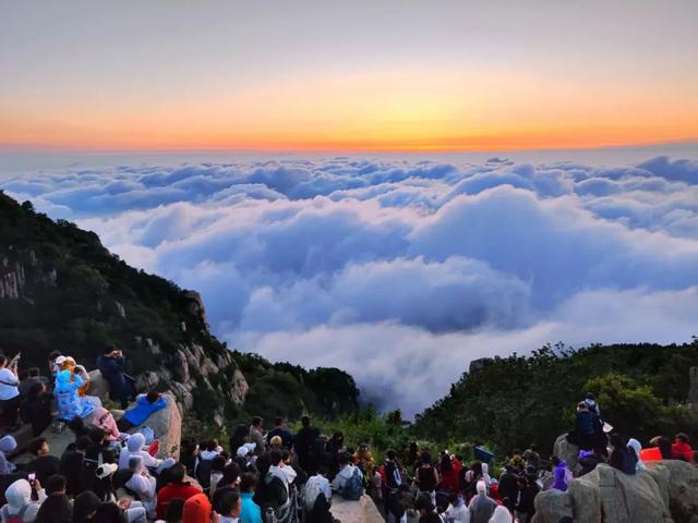 泰山日出云海：山巅的一场盛大晨光宴