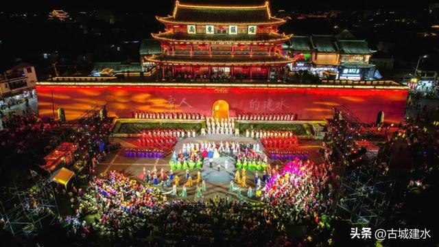 建水县举办“家国情·古城韵”——千年建水T台秀