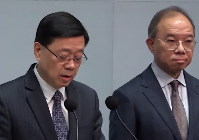 中央免去香港高官职务，特首李家超罕见同台面见记者：曾国衞是因健康原因提出离职	，坊间不实流言可以休矣！