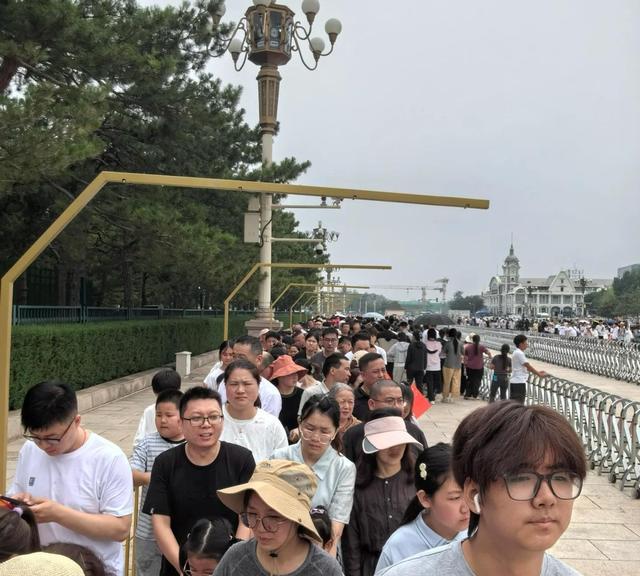 7月19日，北京毛主席纪念堂外发生的真实排队场景，大家看看吧