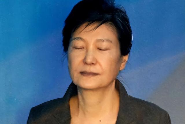 朴槿惠出狱生活：住1676平别墅，与小10岁律师为伴	，如今生活安逸