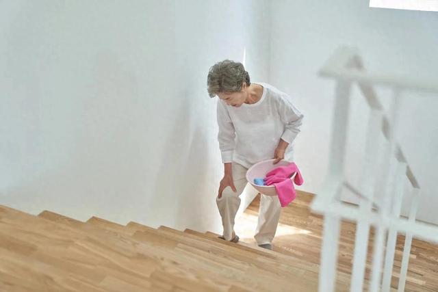 走路出现这4种迹象，寿命可能长不了！第二个太危险，别不当回事