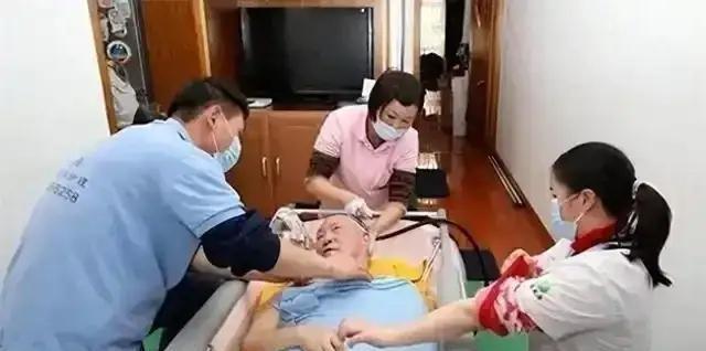 陕西女子专为老人提供服务，500元一次，常抱怨：身上全是烂疮