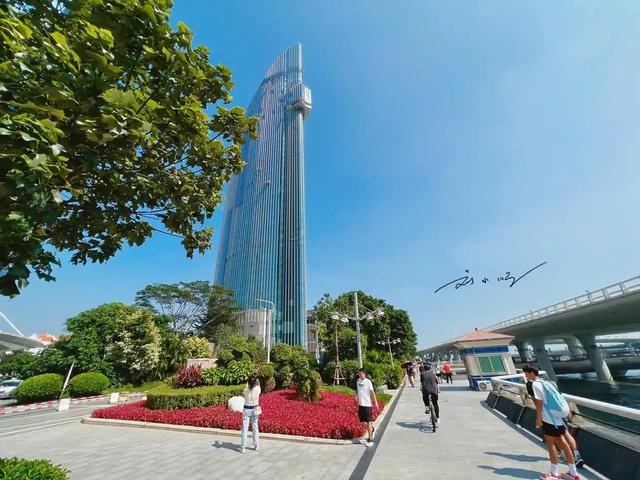 厦门双子塔旁的“新地标”引争议：有人夸好看，也有人说好丑？