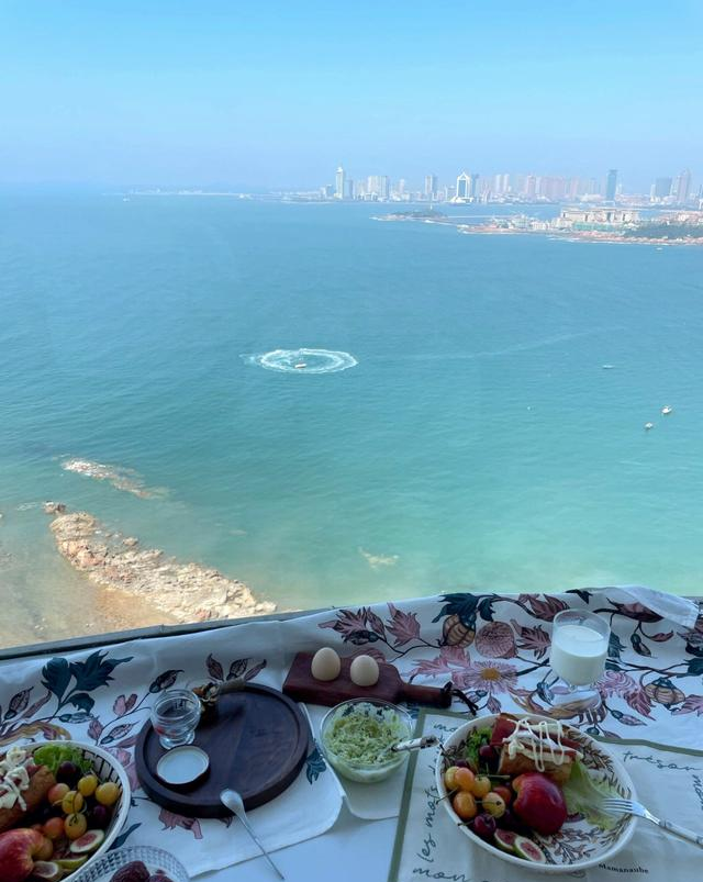 山东发现一户人家，因9米海景阳台走红，家里舒适得让人羡慕