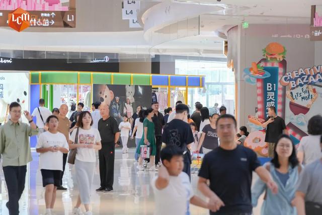 浦东嘉年华丨“星星人”甜蜜空降，“折上折”购物狂欢……快来解锁陆家嘴假期消费新玩法