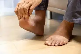 晚上睡觉腿抽筋是缺钙吗？忠告：老人频繁抽筋，或与这几因素有关图片
