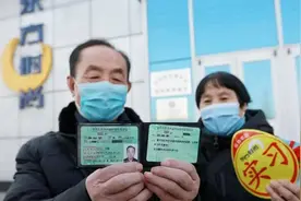 交警提示：年满60岁持有驾驶证，这3项规定要牢记！不要被罚了图片