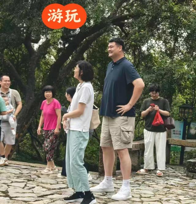 姚明一家游苏州太湖，15岁女儿打扮太老气，岳母出镜瘦又高超170