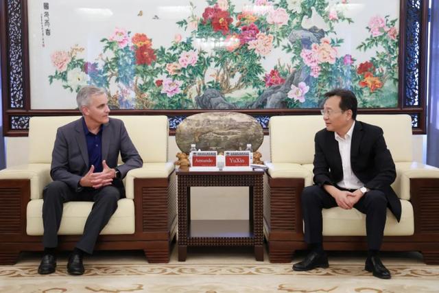 俞新与霍尼韦尔过程测量与控制部全球总裁阿曼多·罗伯托·帕索斯交流座谈