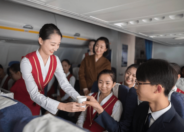 递餐倒水是假象？空姐坦白局，真实身份曝光！真相让人心疼
