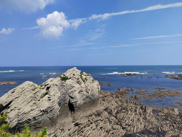 夏日东北行：8月7日，在大连金石滩，观察典型海岸侵蚀地貌。