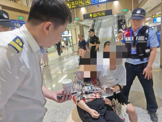 乘客晕倒 地铁员工协力救助