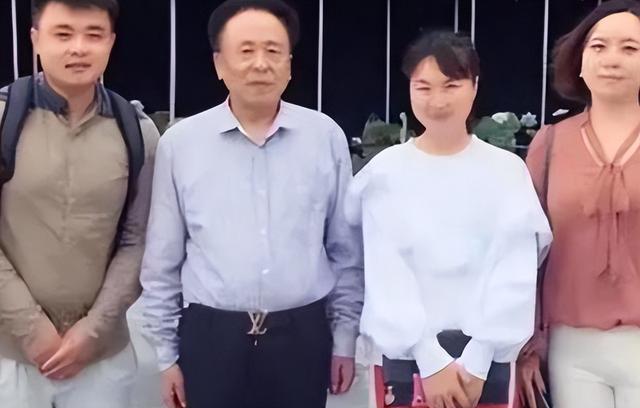 包养多名情妇，生下11个私生子，70多岁潜逃时仍要生娃！他是谁？