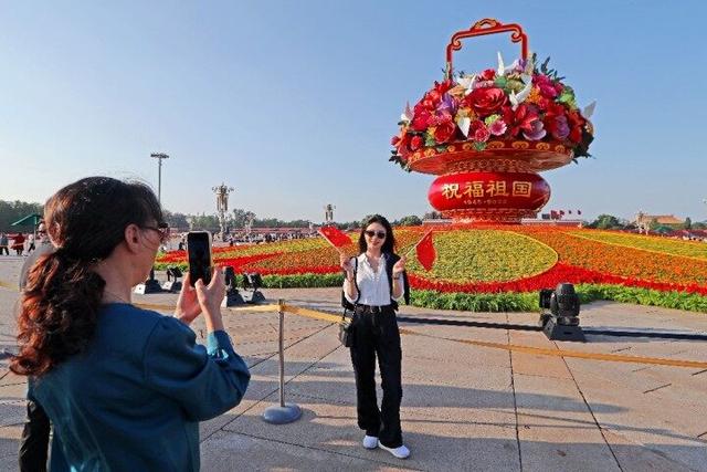 “祝福祖国”花篮亮相天安门广场吸引游客争相打卡