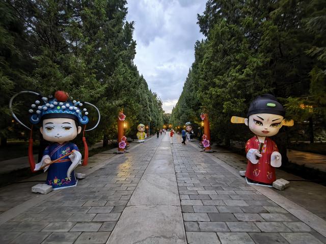 北京月坛公园彩灯准备就绪迎双节。