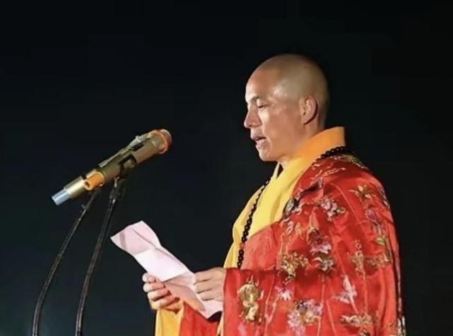 少林新主持印乐，和女游客合影曝光，面相慈爱，和释永信完全不同