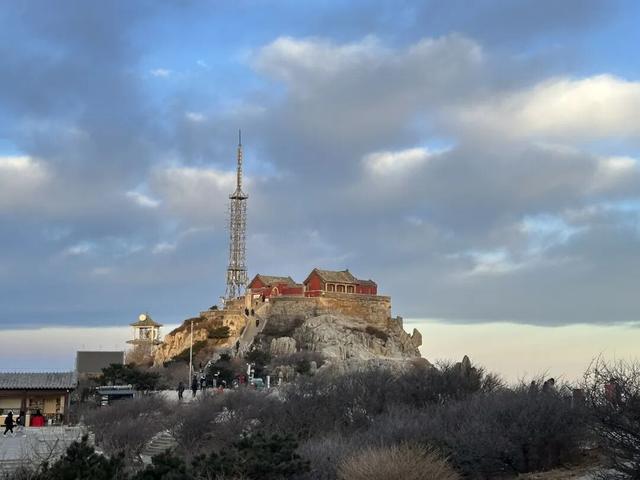 泰山云海 朝晖如画
