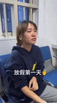 大学生放假回村，全村的狗都崩溃了：求求你们快去上学吧！