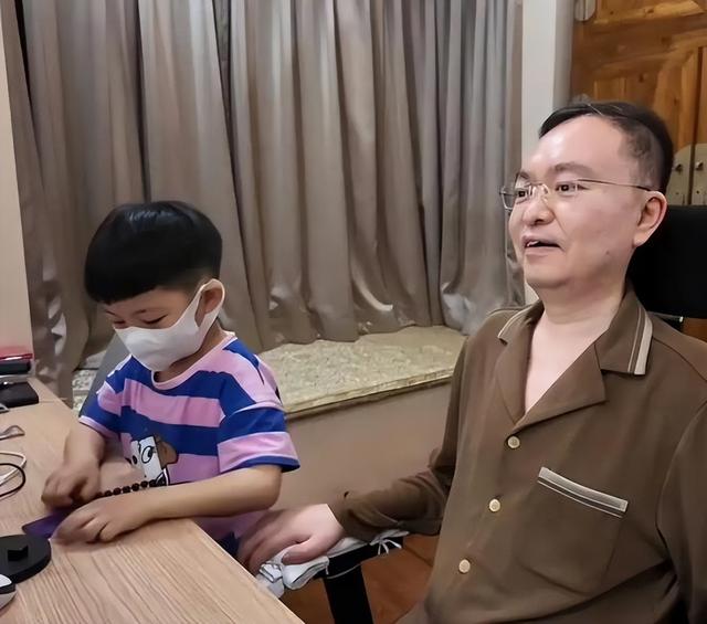 世道不公，蔡磊妻不再隐瞒，自曝真实处境，6岁儿子成“牺牲品”