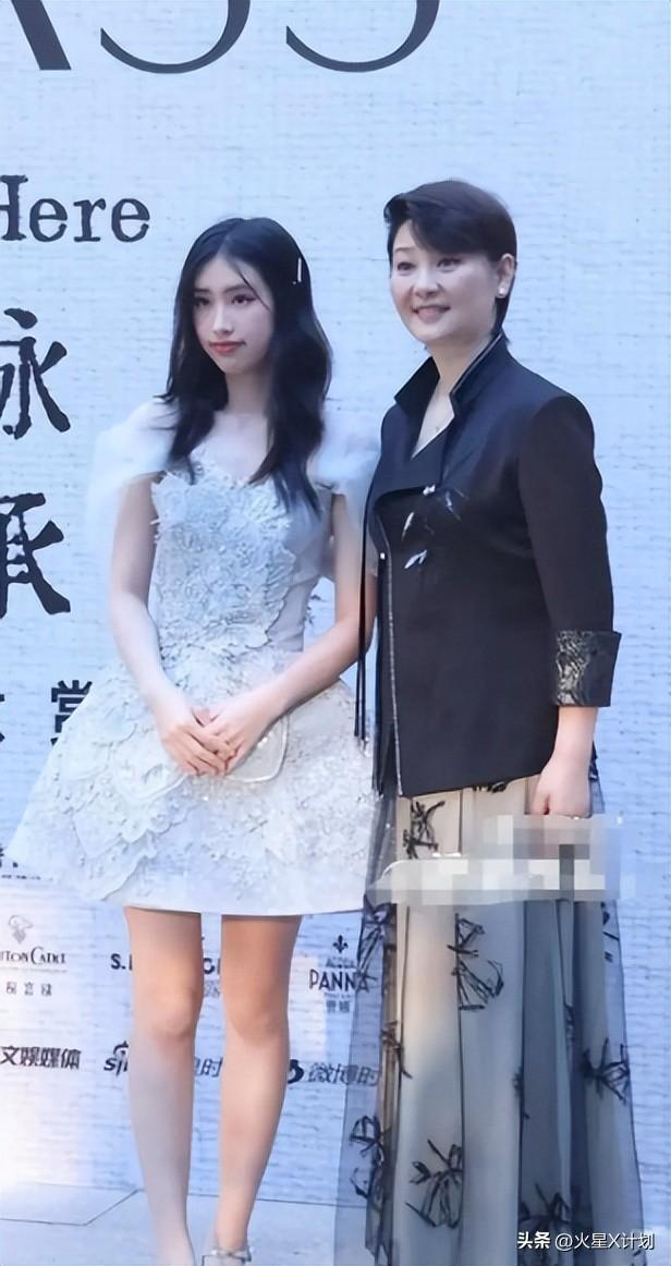 善恶终有报！58岁被曝离婚传闻的徐帆，终究躲不过“反噬”的因果