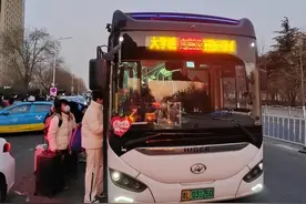 日照这些学生！坐上寒假离校定制公交了图片
